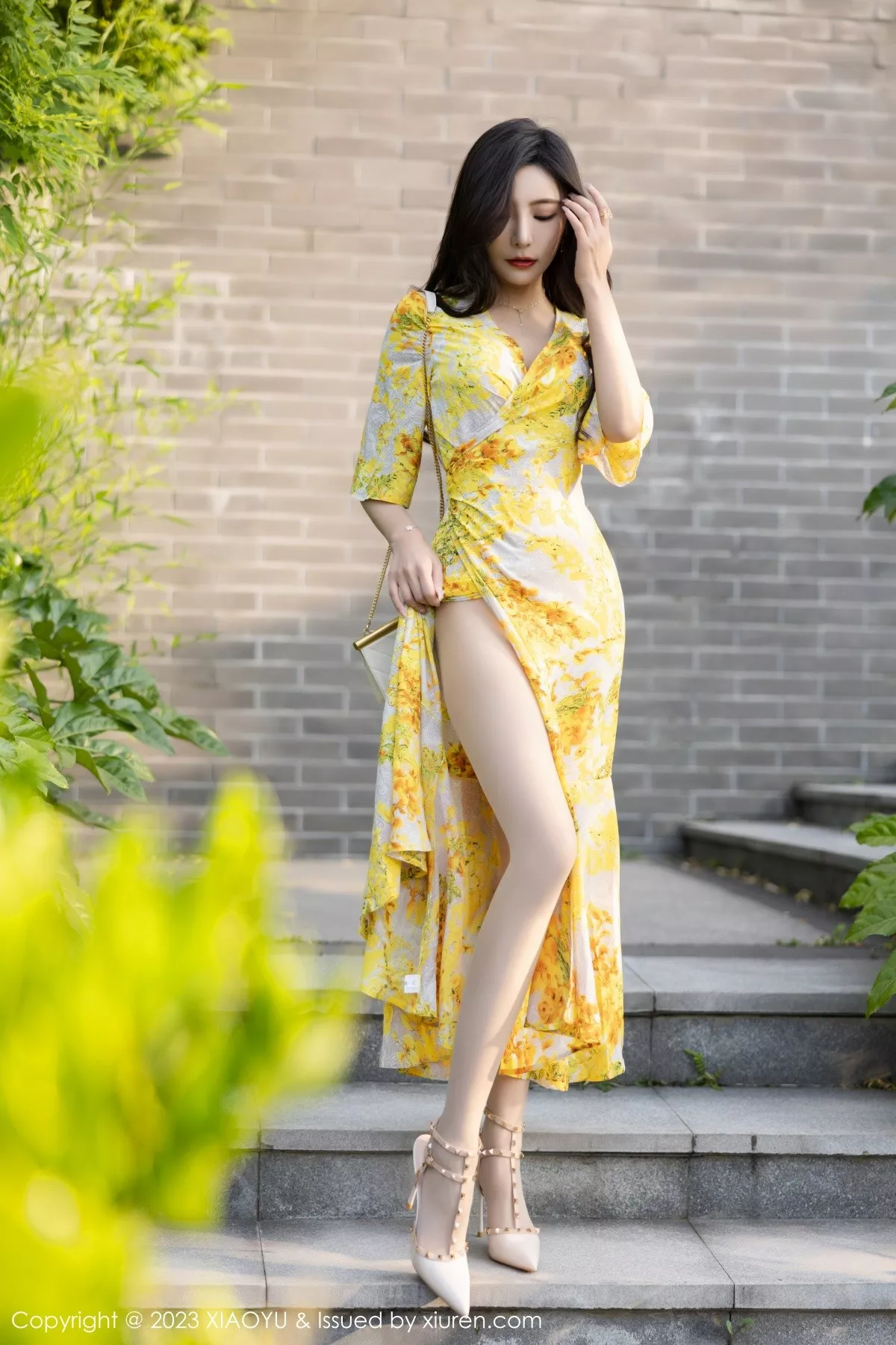 秀人集.com_[XiaoYu画语界]Vol.1043_女神王馨瑶yanni脱连衣长裙露白色蕾丝内衣秀曼妙身姿诱惑写真90P