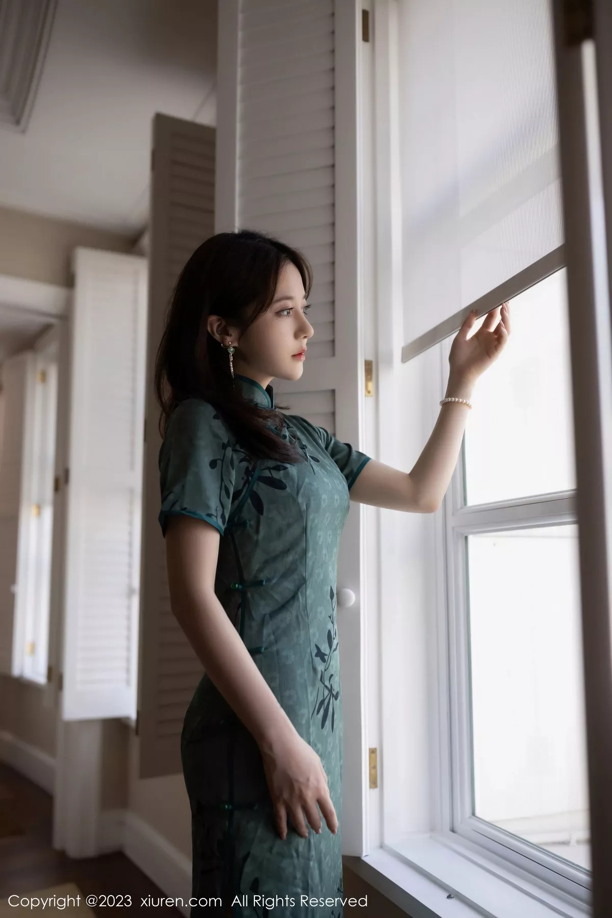 秀人集.com_[XiuRen秀人网]No.6893_模特鱼子酱Fish脱墨绿色长旗袍露性感内衣秀完美身材诱惑写真81P