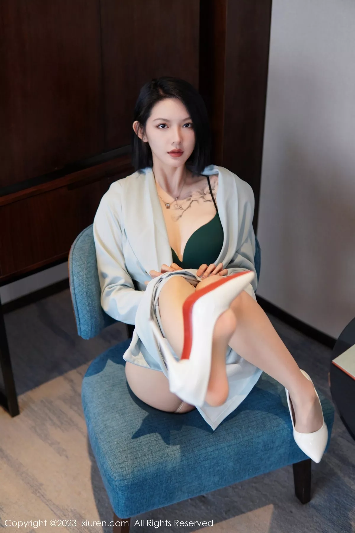 秀人集.com_[XiuRen秀人网]No.6885_模特乔一一性感淡蓝色Ol服饰露墨绿色内衣配原色丝袜诱惑写真74P