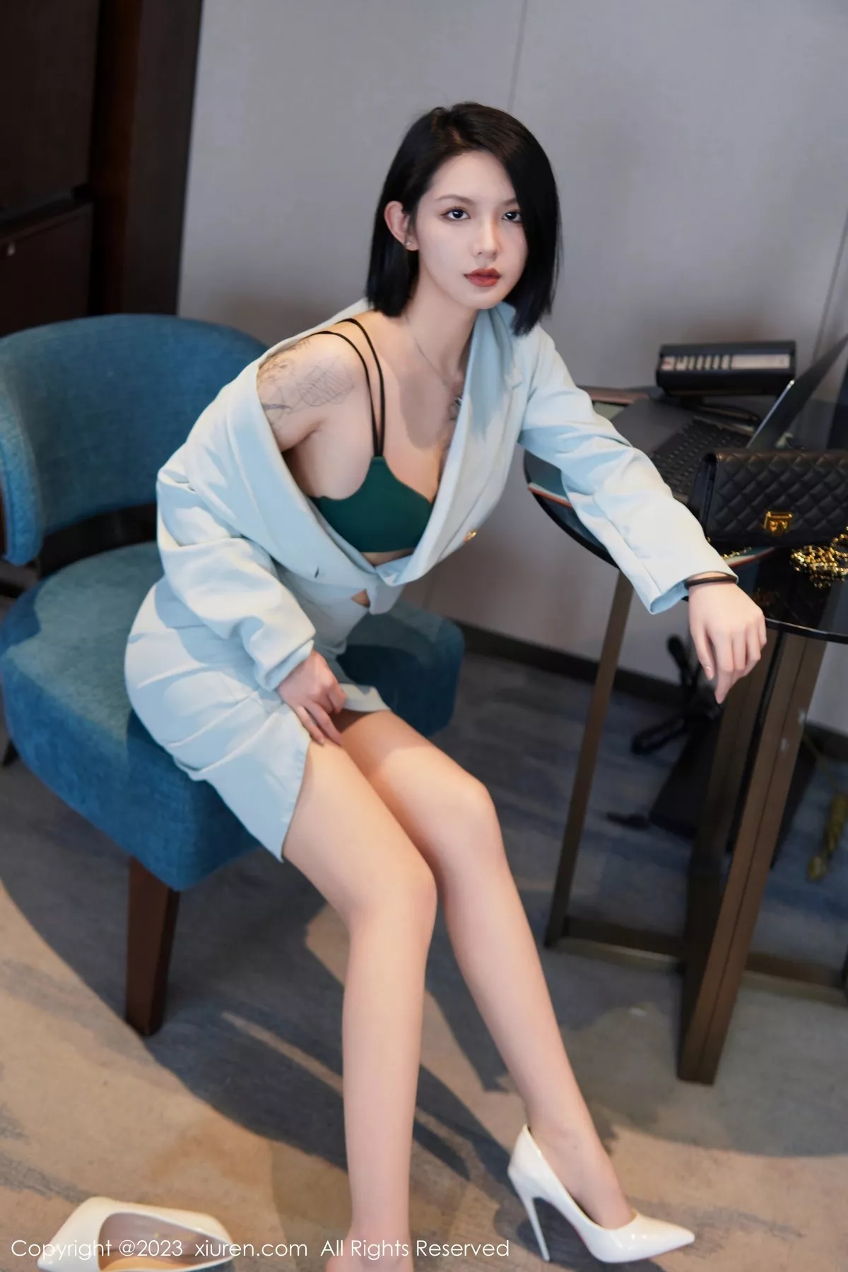 秀人集.com_[XiuRen秀人网]No.6885_模特乔一一性感淡蓝色Ol服饰露墨绿色内衣配原色丝袜诱惑写真74P