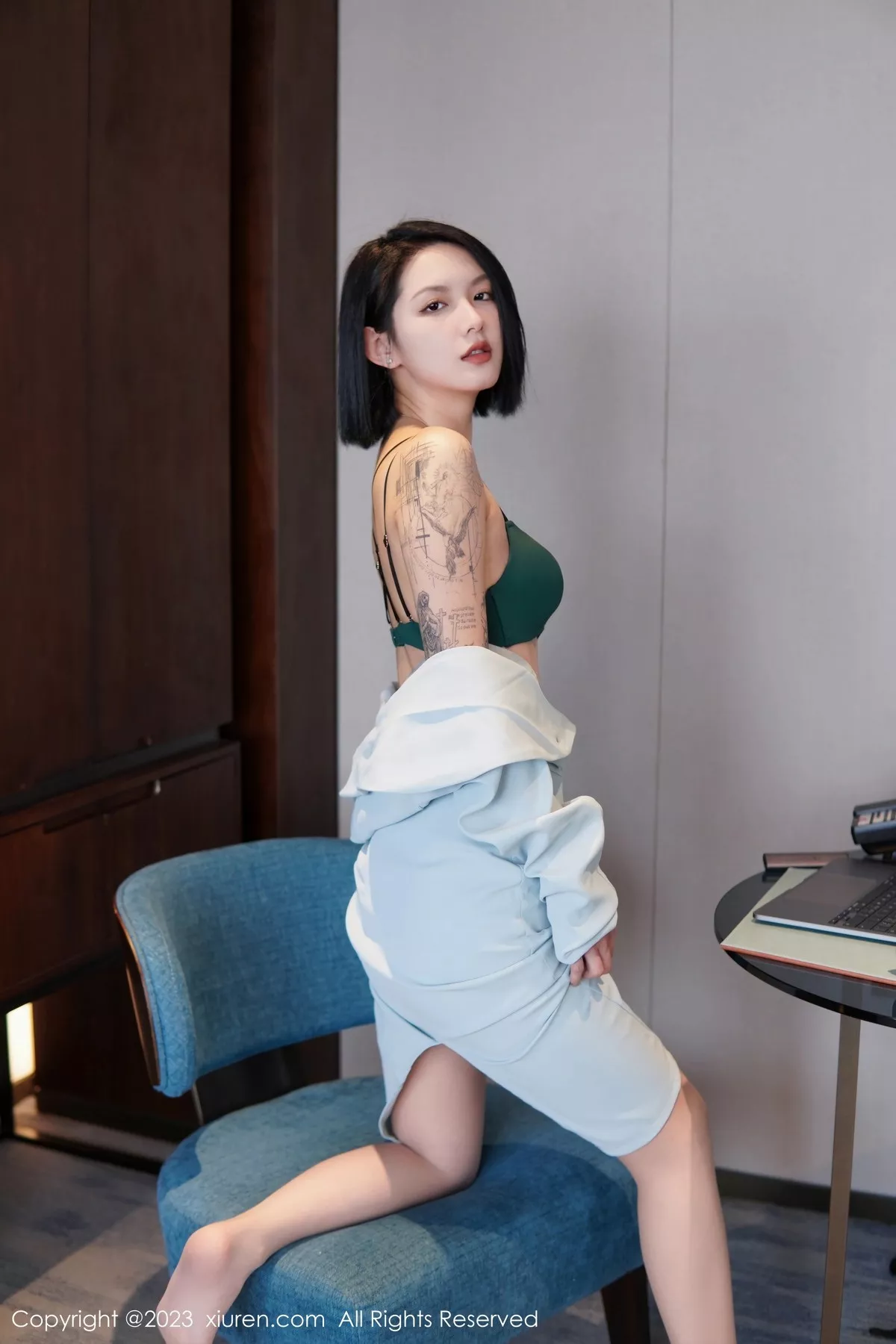 秀人集.com_[XiuRen秀人网]No.6885_模特乔一一性感淡蓝色Ol服饰露墨绿色内衣配原色丝袜诱惑写真74P