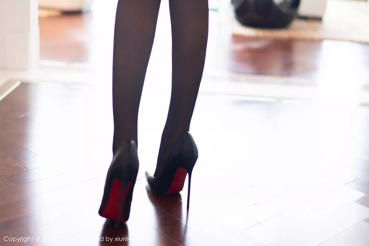 秀人集.com_[YouMi尤蜜荟]Vol.950_模特允爾性感咖啡色上衣配白短裙露超薄黑丝秀丰满身材诱惑写真73P