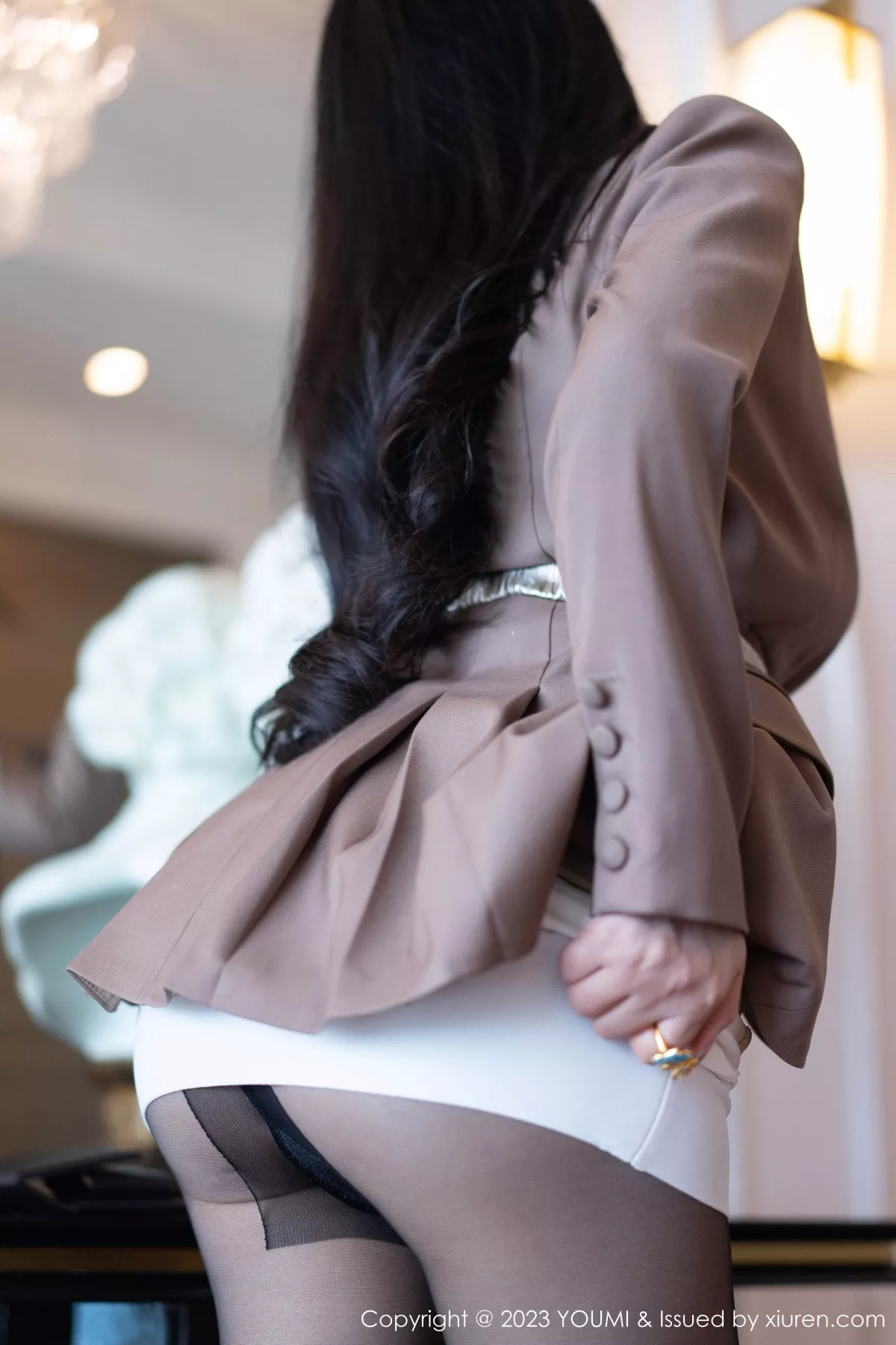 秀人集.com_[YouMi尤蜜荟]Vol.950_模特允爾性感咖啡色上衣配白短裙露超薄黑丝秀丰满身材诱惑写真73P
