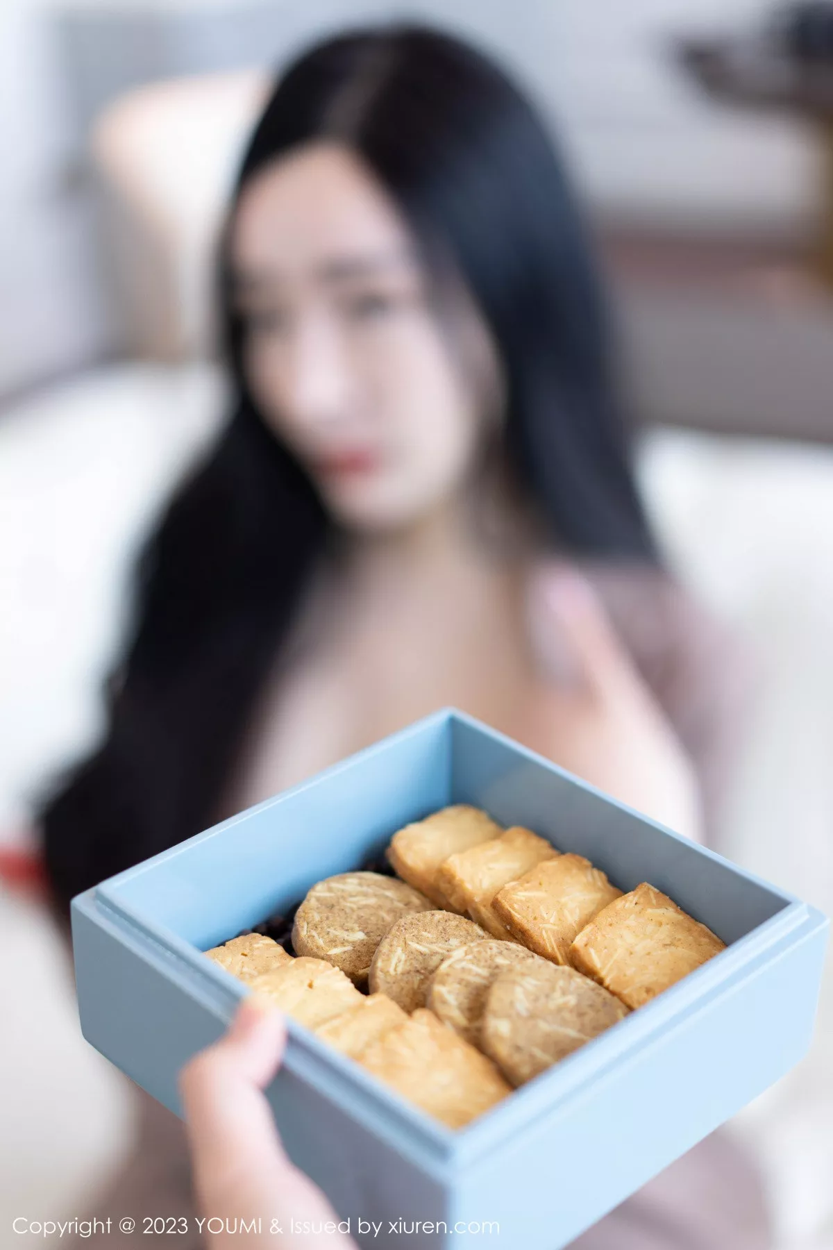 秀人集.com_[YouMi尤蜜荟]Vol.950_模特允爾性感咖啡色上衣配白短裙露超薄黑丝秀丰满身材诱惑写真73P