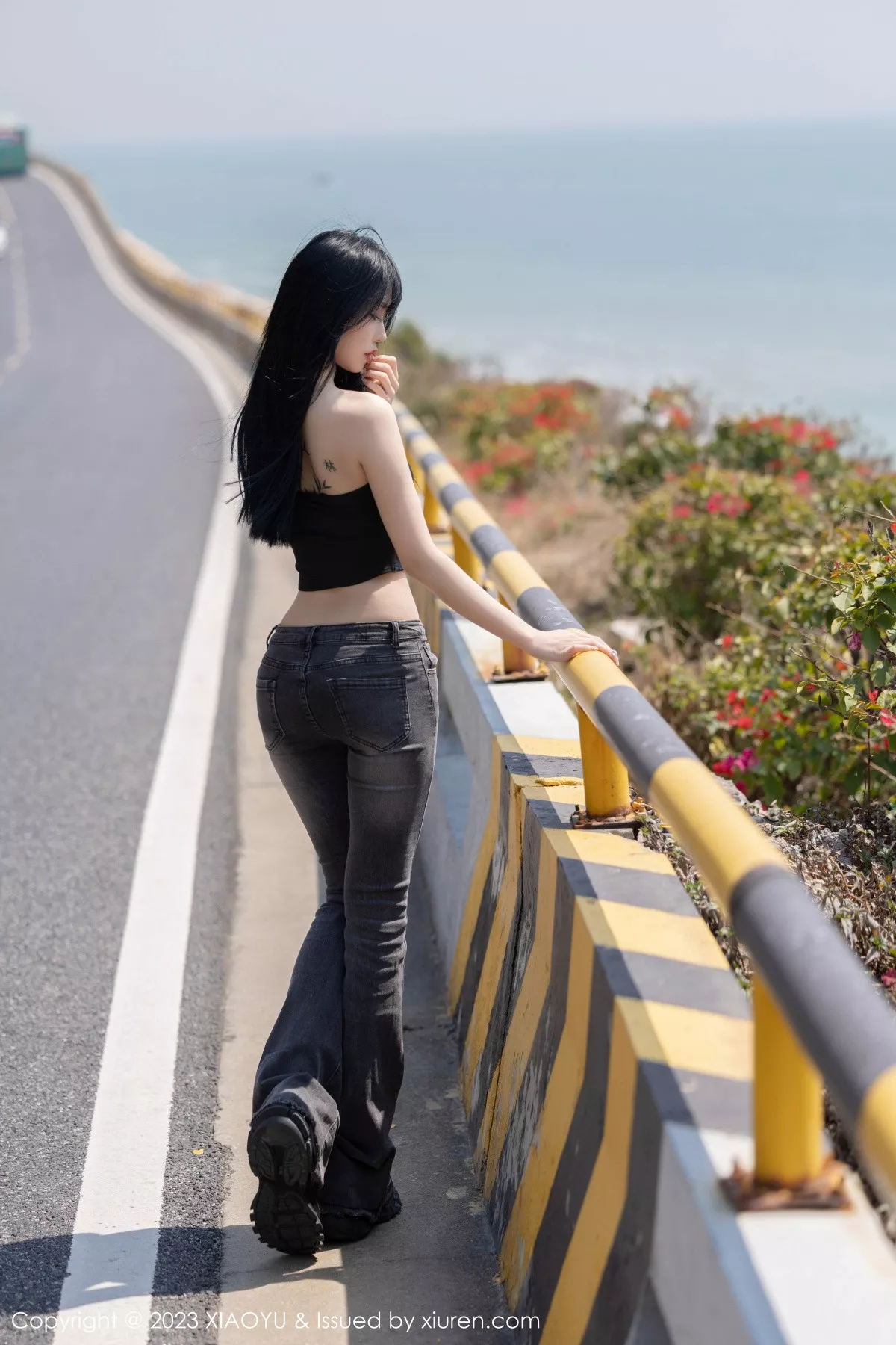 秀人集.com_[XiaoYu画语界]Vol.1047_模特奶瓶黑色露肩短款上衣+性感蛋黄色吊带秀曼妙身姿诱惑写真98P