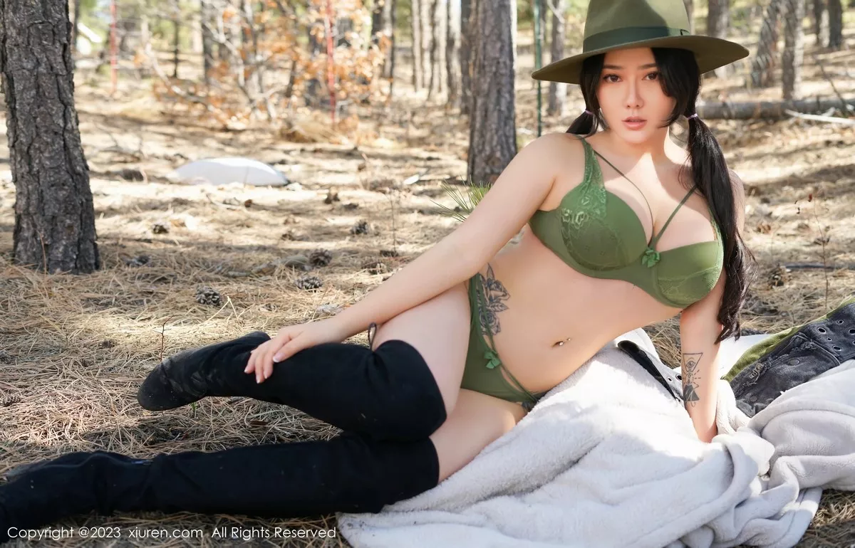 秀人集.com_[XiuRen秀人网]No.6902_女神Manuela玛鲁娜性感墨绿色牛仔装秀浑圆美臀惹火诱惑写真58P