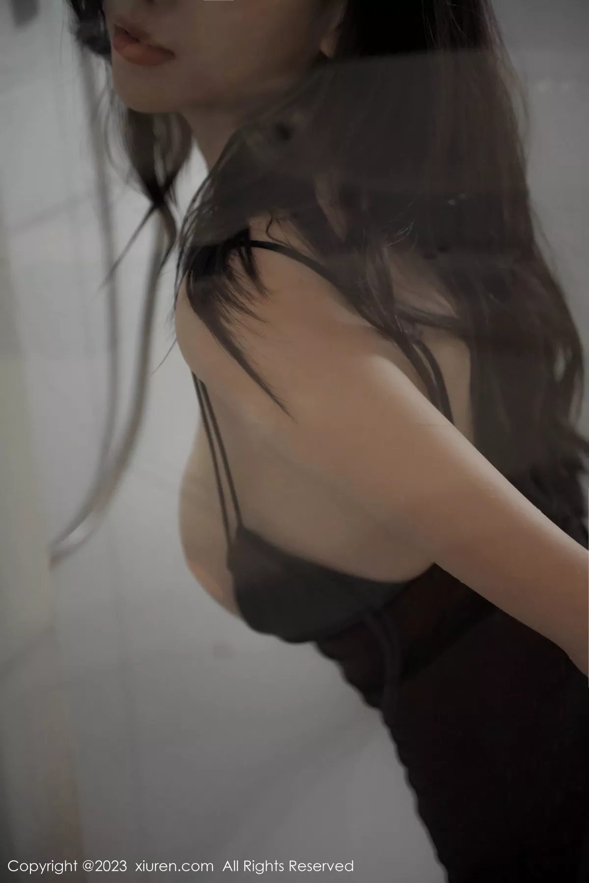 秀人集.com_[XiuRen秀人网]No.6916_模特章芃芃浴室场景性感黑色吊带短裙露豪乳遮点惹火诱惑写真70P