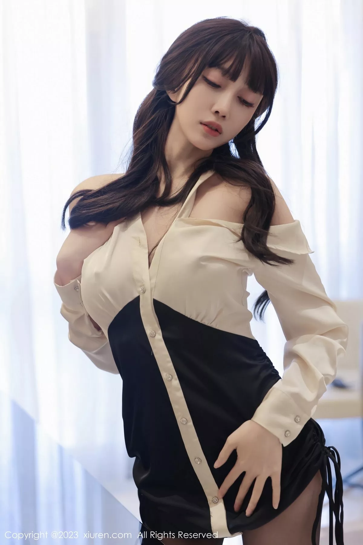 秀人集.com_[XiuRen秀人网]No.6929_模特玥儿玥er性感浅色上衣配黑色短裙露超薄黑丝惹火诱惑写真68P