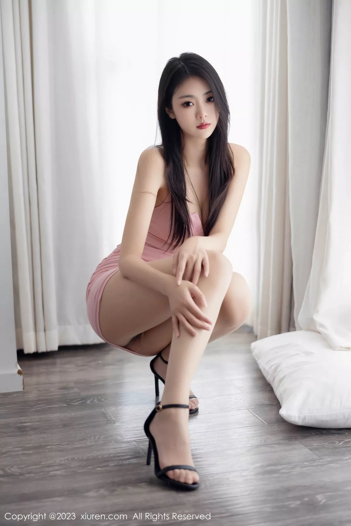 秀人集.com_[XiuRen秀人网]No.6927_模特可乐Vicky性感粉色连衣短裙配原色丝袜秀婀娜身姿诱惑写真90P