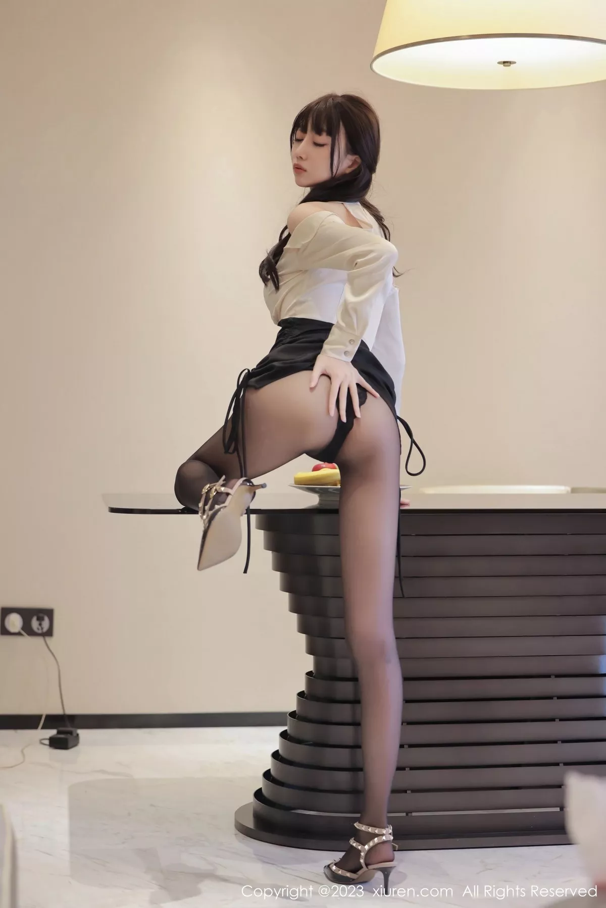 秀人集.com_[XiuRen秀人网]No.6929_模特玥儿玥er性感浅色上衣配黑色短裙露超薄黑丝惹火诱惑写真68P