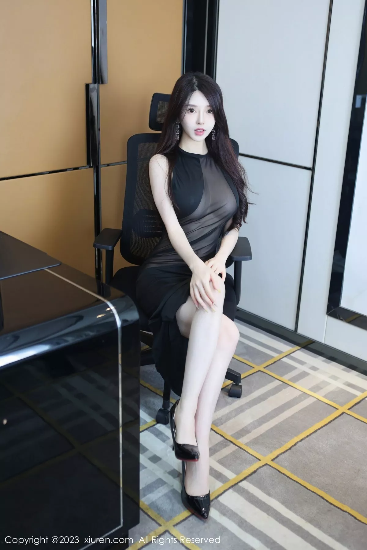 秀人集.com_[XiuRen秀人网]No.6937_模特玉兔miki性感黑色薄纱连衣裙配超薄无内黑丝秀翘臀诱惑写真81P