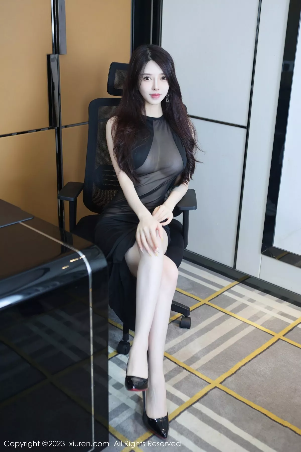 秀人集.com_[XiuRen秀人网]No.6937_模特玉兔miki性感黑色薄纱连衣裙配超薄无内黑丝秀翘臀诱惑写真81P