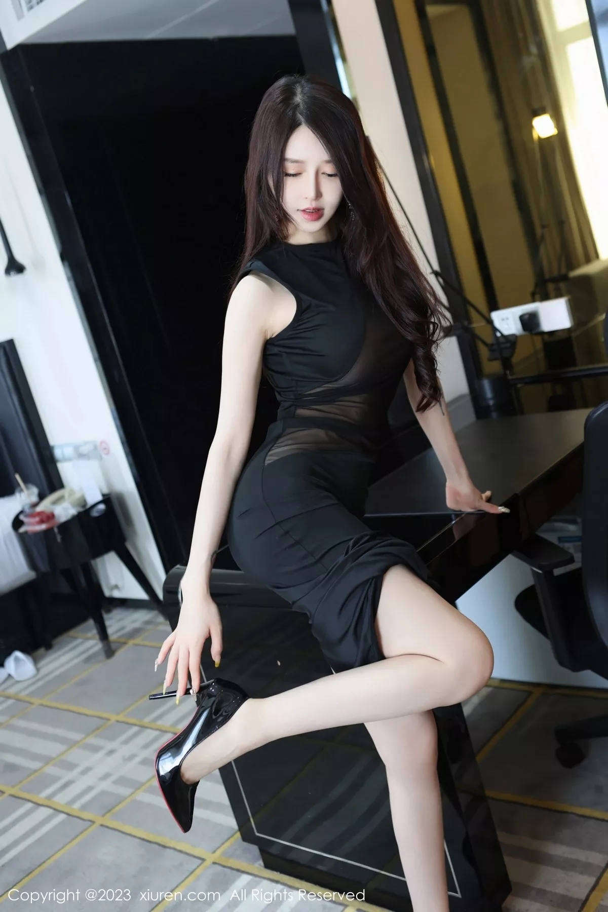 秀人集.com_[XiuRen秀人网]No.6937_模特玉兔miki性感黑色薄纱连衣裙配超薄无内黑丝秀翘臀诱惑写真81P