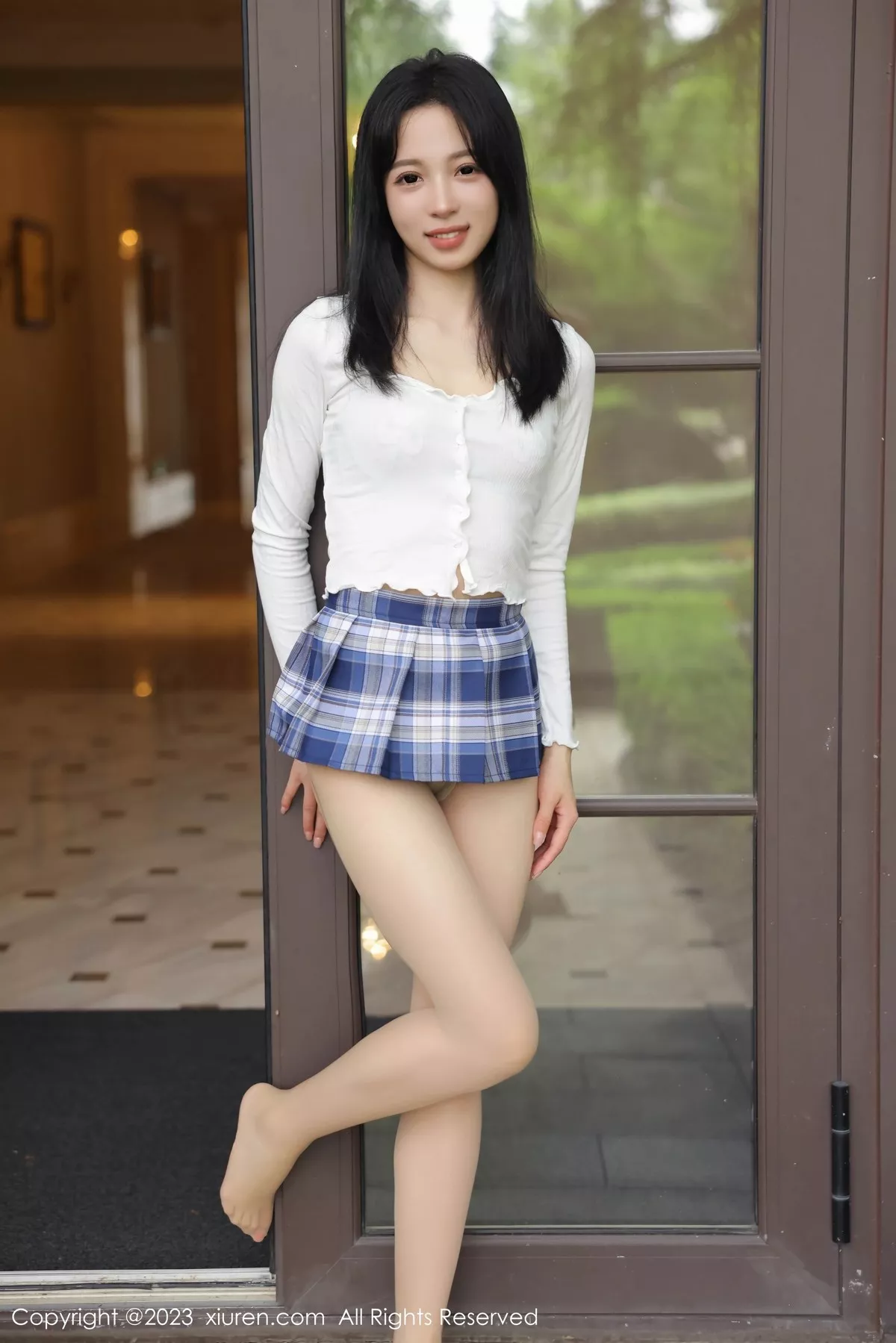 秀人集.com_[XiuRen秀人网]No.6942_模特糖豆sisi白色上衣配蓝色格子裙露淡灰轻透内衣迷人诱惑写真59P