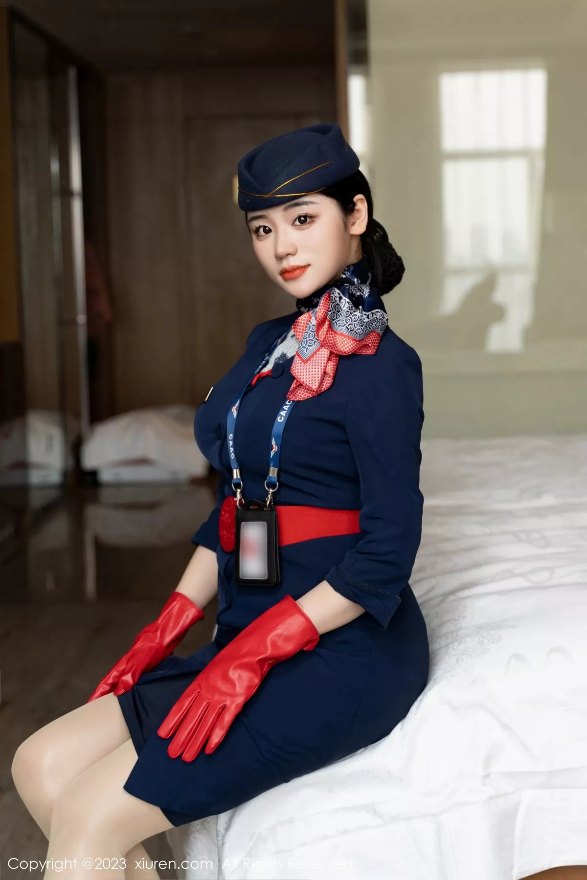 秀人集.com_[XiuRen秀人网]No.6790_模特汐汐爱吃草莓性感空姐制服露黑色内衣秀完美身材诱惑写真69P