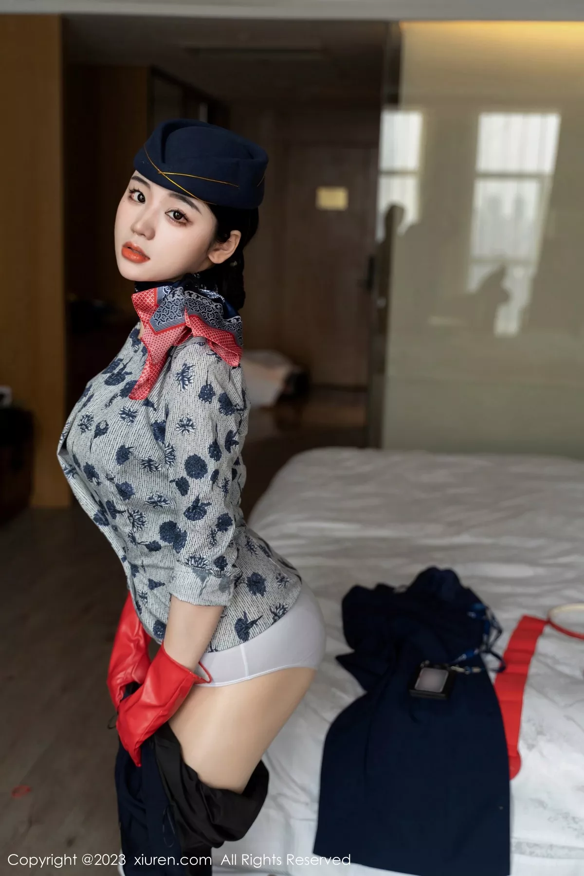 秀人集.com_[XiuRen秀人网]No.6790_模特汐汐爱吃草莓性感空姐制服露黑色内衣秀完美身材诱惑写真69P