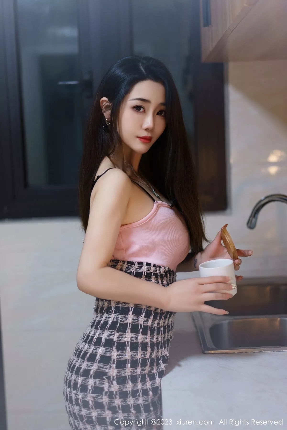 秀人集.com_[XiuRen秀人网]No.6799_模特严利娅Yuliya粉色吊带短裙配原色丝袜秀婀娜身材诱惑写真67P