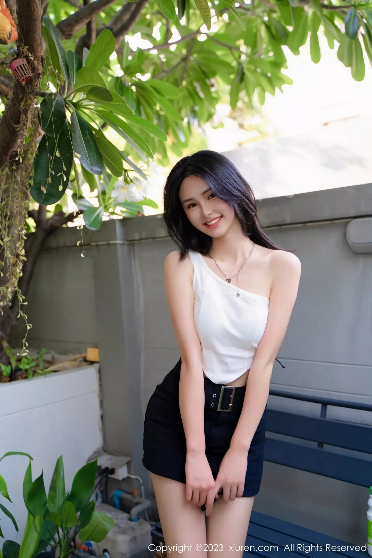 秀人集.com_[XiuRen秀人网]No.6798_模特艾希儿户外性感白色上衣配黑短裤秀曼妙身姿清爽迷人写真62P