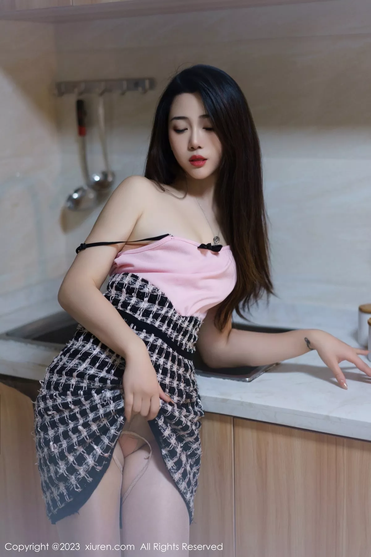 秀人集.com_[XiuRen秀人网]No.6799_模特严利娅Yuliya粉色吊带短裙配原色丝袜秀婀娜身材诱惑写真67P