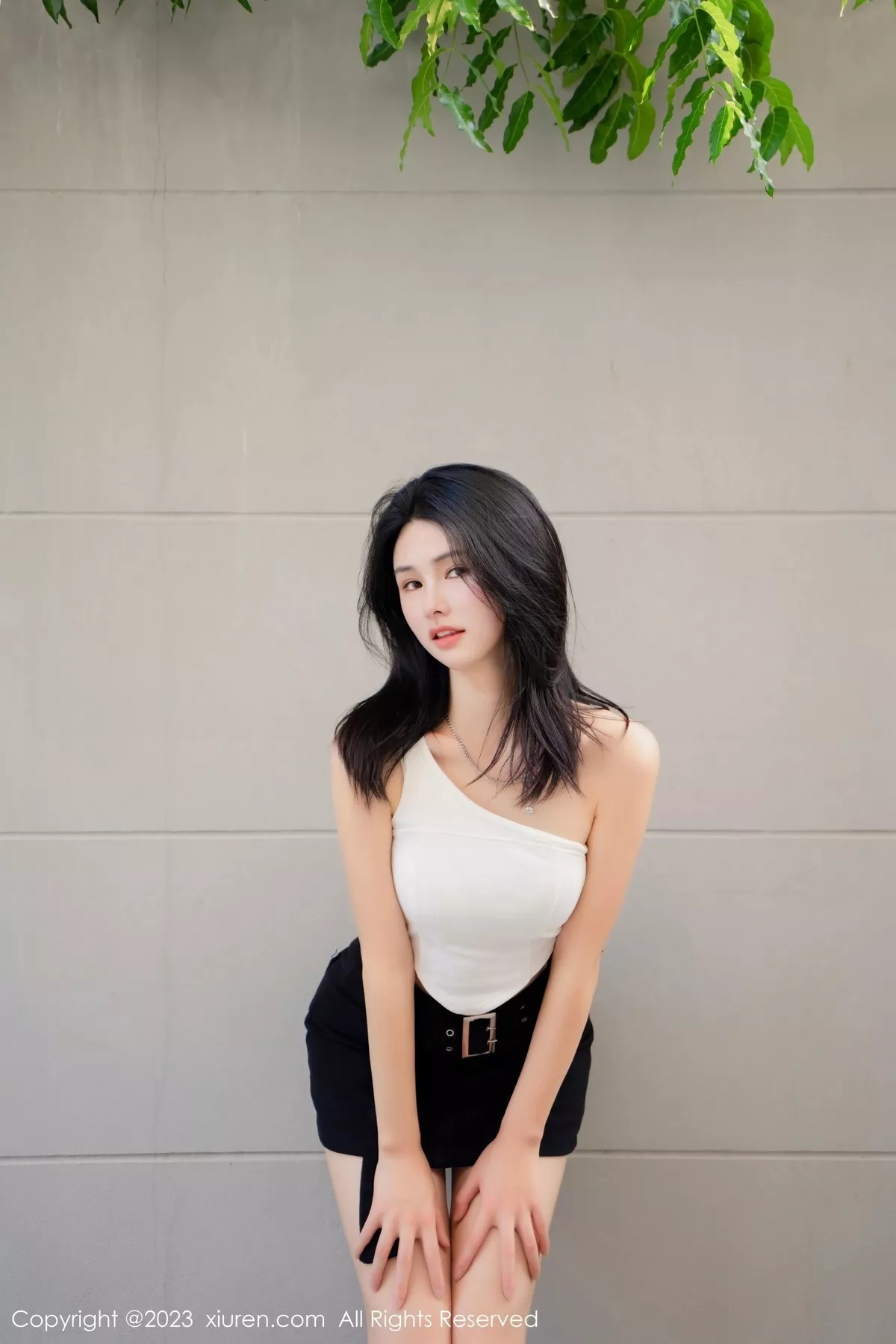 秀人集.com_[XiuRen秀人网]No.6798_模特艾希儿户外性感白色上衣配黑短裤秀曼妙身姿清爽迷人写真62P