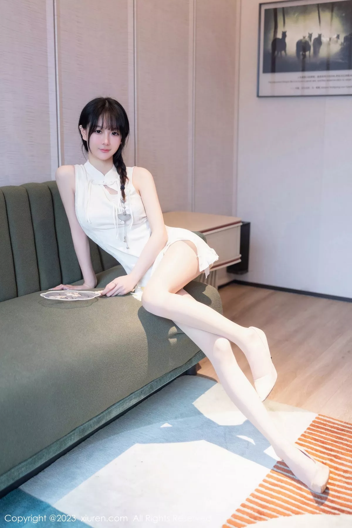 秀人集.com_[XiuRen秀人网]No.6813_模特幼幼性感白色旗袍服饰配原色丝袜秀完美身材撩人诱惑写真80P