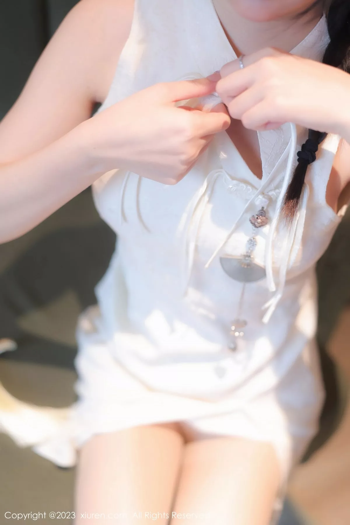 秀人集.com_[XiuRen秀人网]No.6813_模特幼幼性感白色旗袍服饰配原色丝袜秀完美身材撩人诱惑写真80P