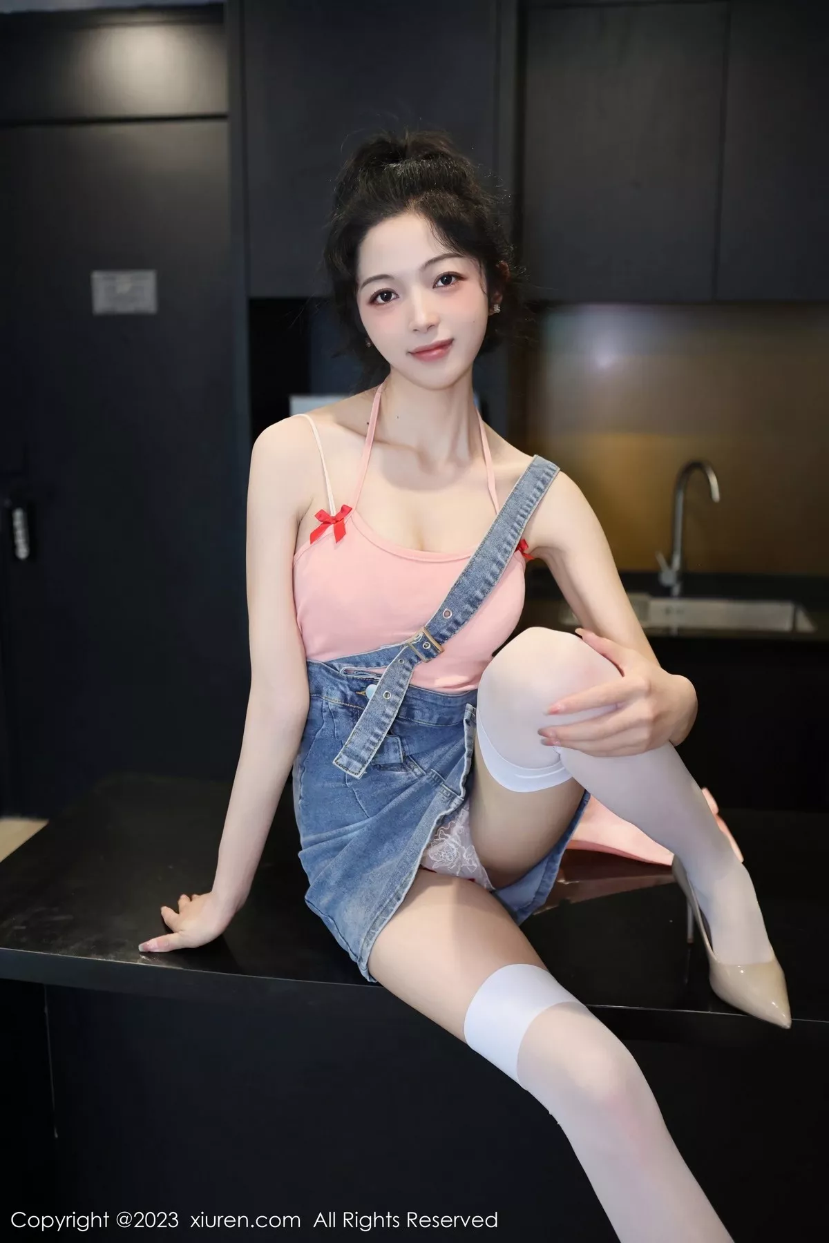 秀人集.com_[XiuRen秀人网]No.6816_模特茜茜Kimi脱牛仔背带裙露浅色蕾丝内衣秀完美身材诱惑写真76P