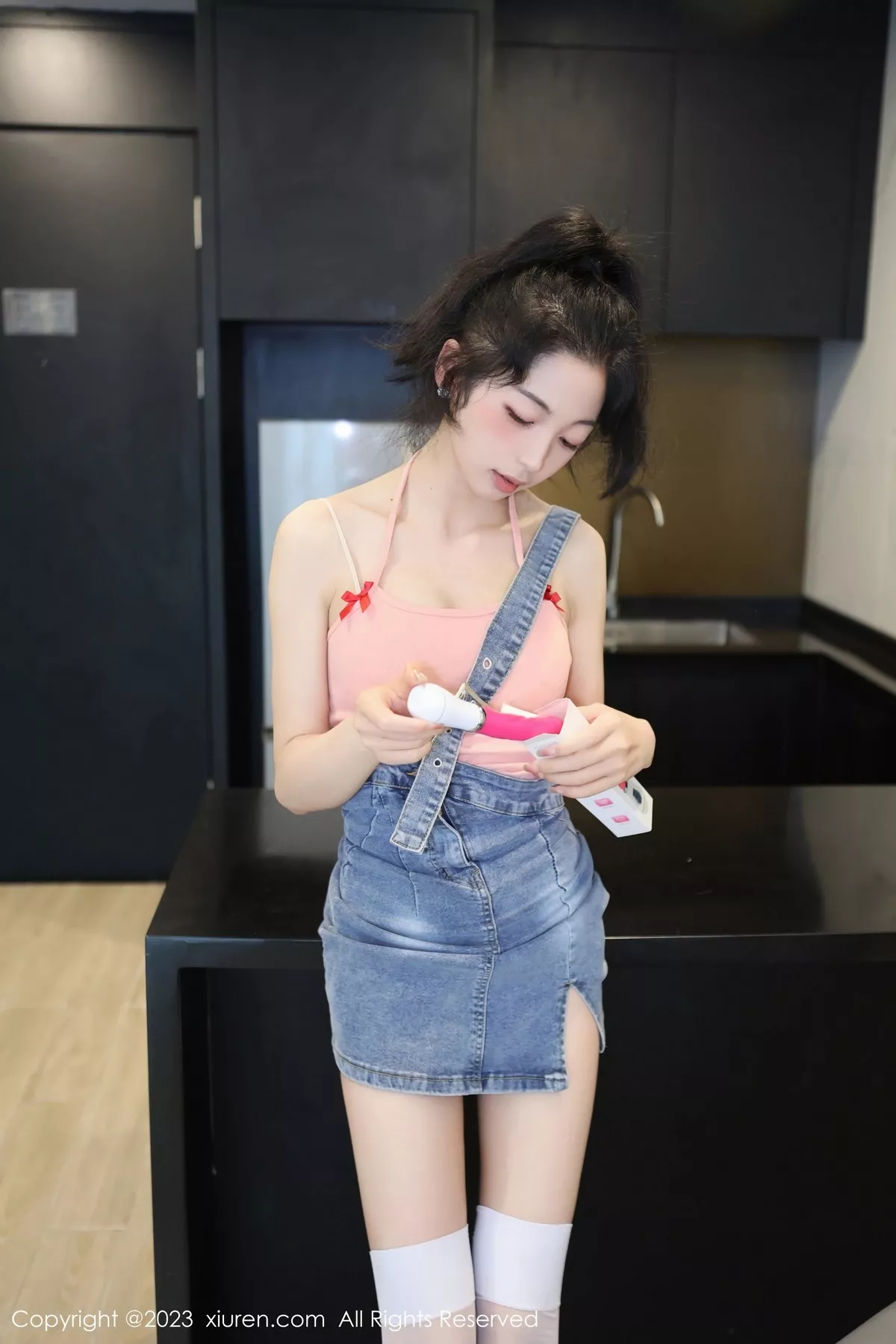 秀人集.com_[XiuRen秀人网]No.6816_模特茜茜Kimi脱牛仔背带裙露浅色蕾丝内衣秀完美身材诱惑写真76P