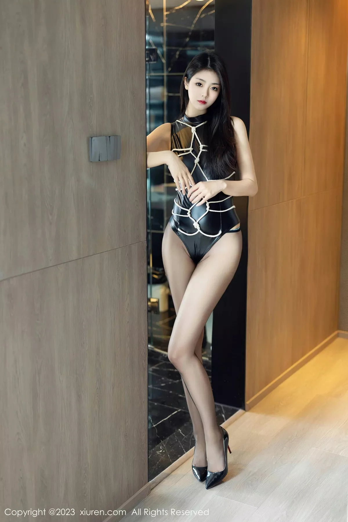 秀人集.com_[XiuRen秀人网]No.6990_模特可乐Vicky性感黑色高开叉服饰配超薄黑丝捆绑艺诱惑写真69P