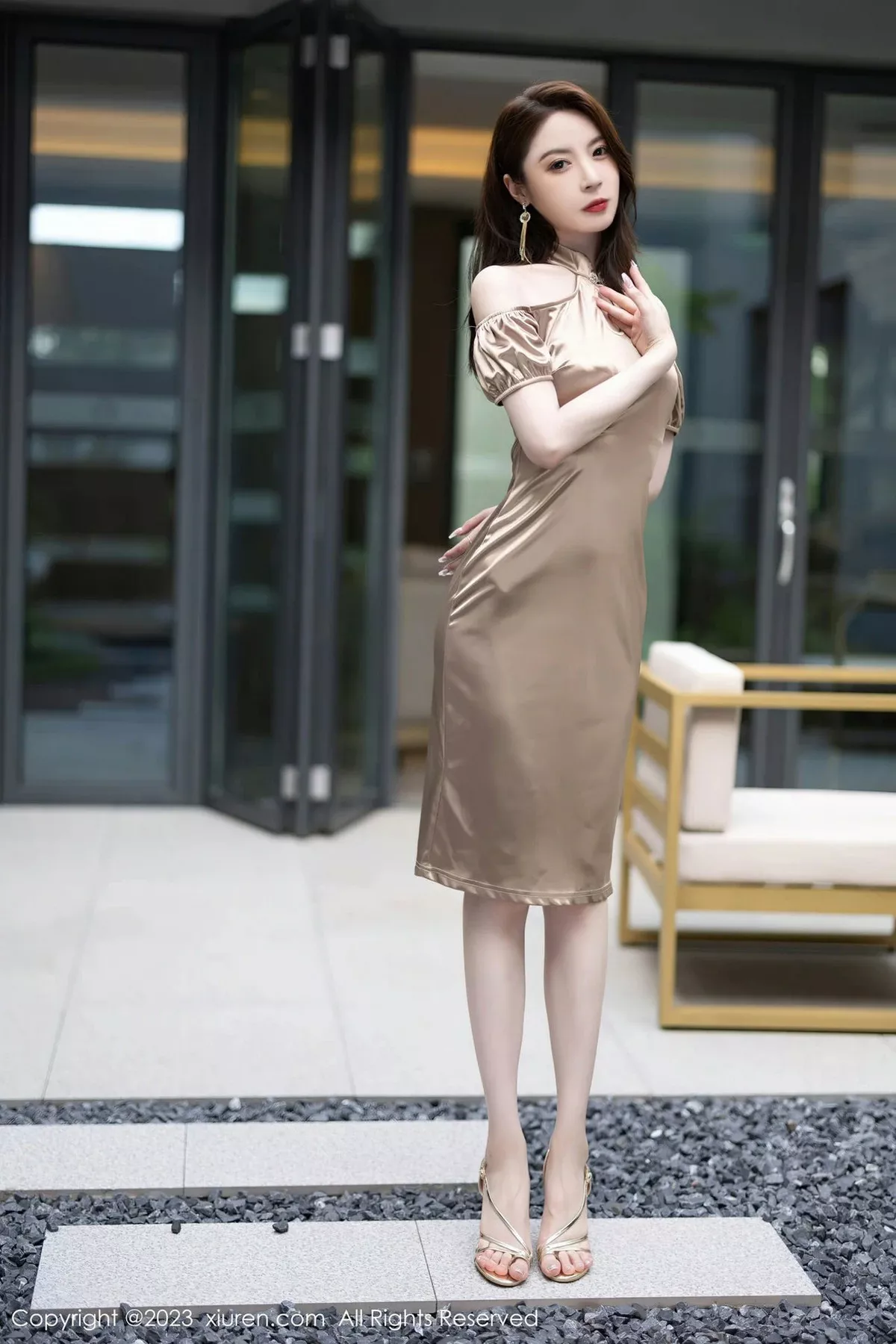 秀人集.com_[XiuRen秀人网]No.6997_模特梦心玥驼色连衣裙露性感黑色蕾丝内衣配黑丝吊袜诱惑写真80P