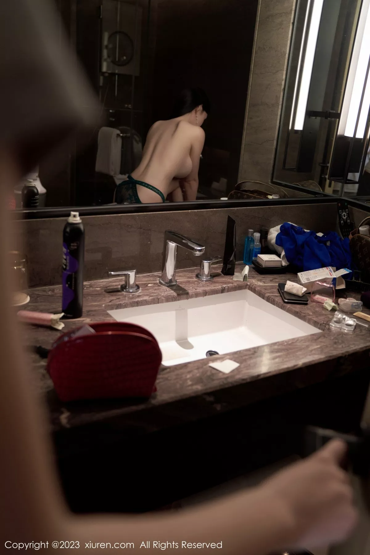 秀人集.com_[XiuRen秀人网]No.7009_女神周于希Sally性感墨绿吊带裙配黑丝吊袜秀翘臀美腿诱惑写真102P