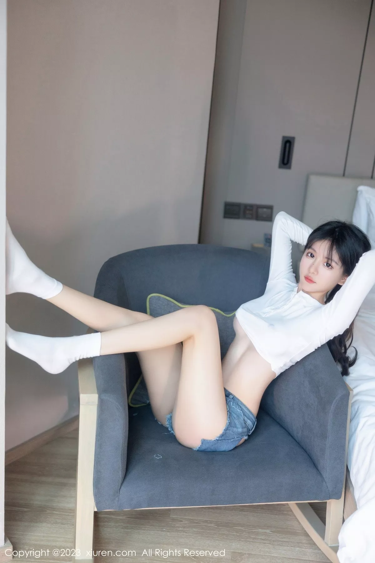 秀人集.com_[XiuRen秀人网]No.7010_模特幼幼性感白色上衣配破烂牛仔短裤秀完美身材撩人诱惑写真88P