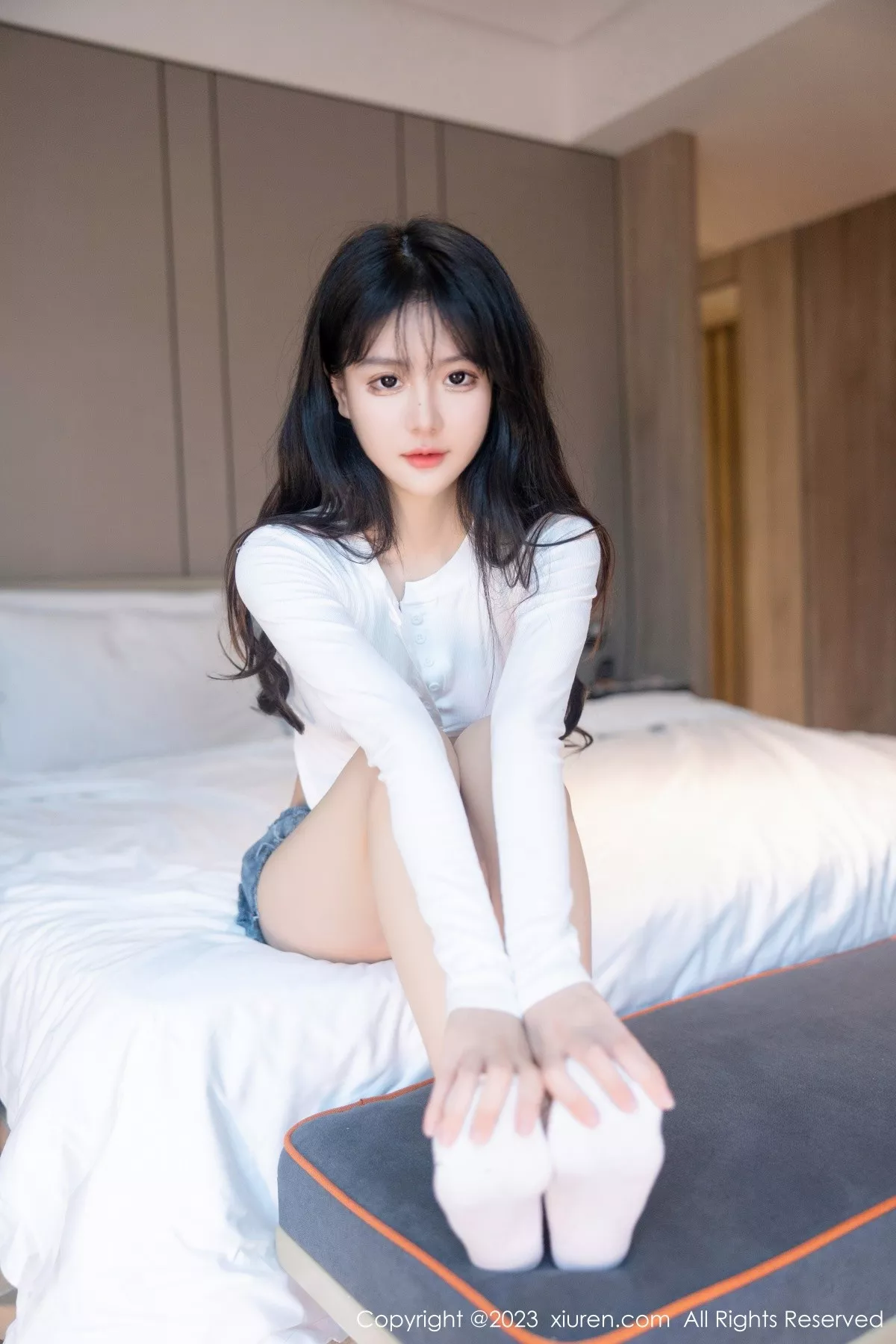 秀人集.com_[XiuRen秀人网]No.7010_模特幼幼性感白色上衣配破烂牛仔短裤秀完美身材撩人诱惑写真88P