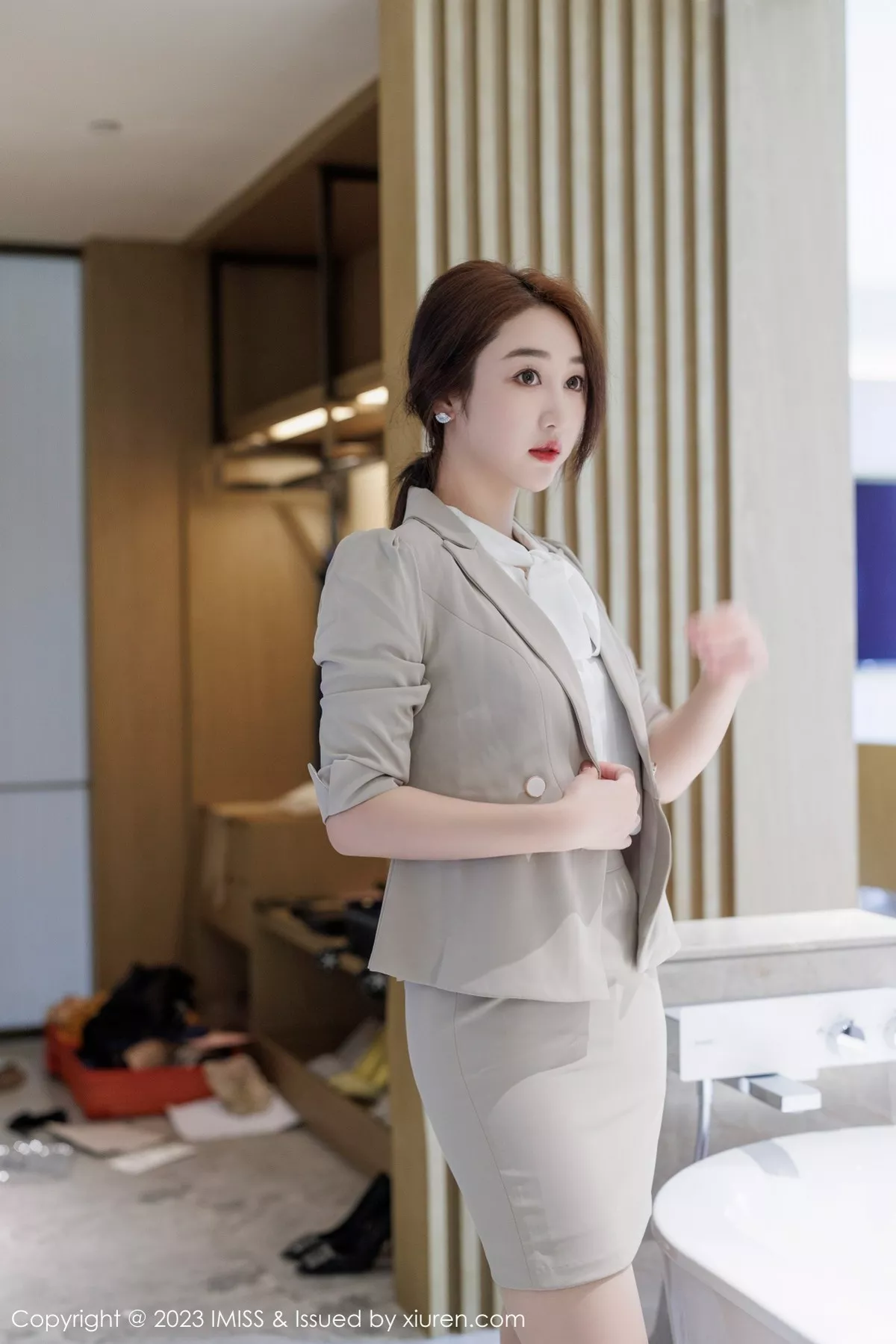 秀人集.com_[IMISS爱蜜社]Vol.735_模特九月生灰色职业装露性感红色蕾丝内衣秀完美身材诱惑写真57P