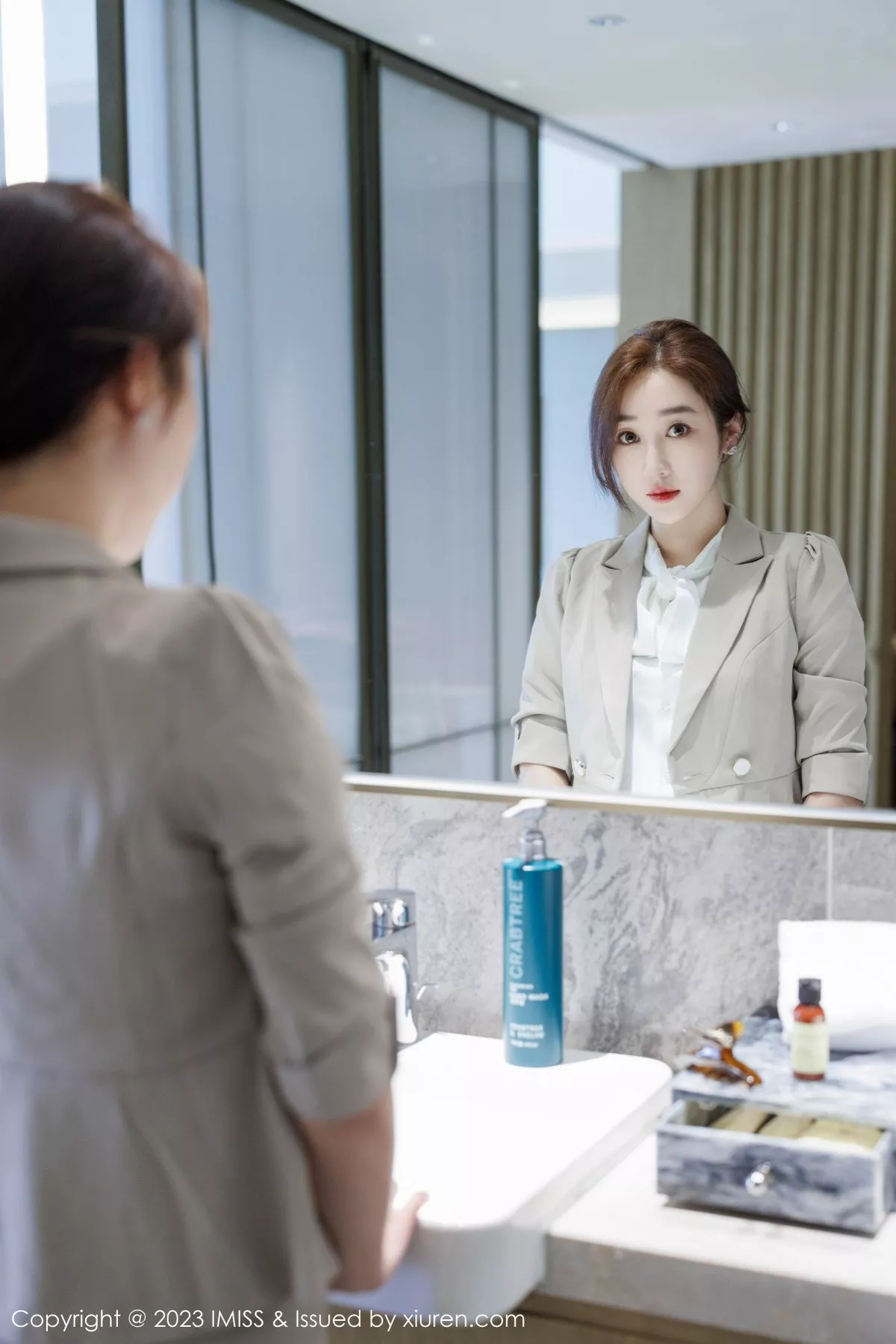 秀人集.com_[IMISS爱蜜社]Vol.735_模特九月生灰色职业装露性感红色蕾丝内衣秀完美身材诱惑写真57P