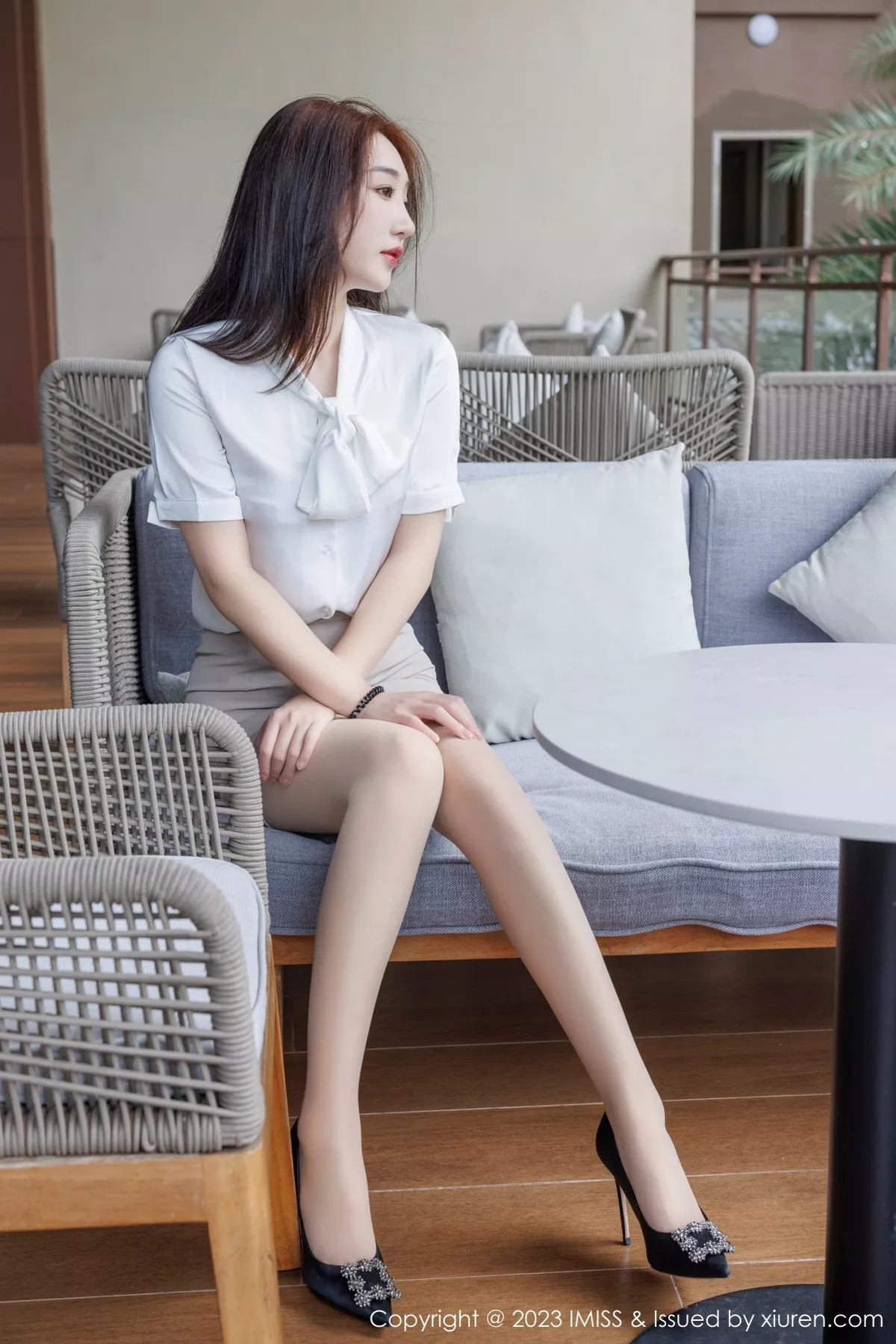 秀人集.com_[IMISS爱蜜社]Vol.735_模特九月生灰色职业装露性感红色蕾丝内衣秀完美身材诱惑写真57P