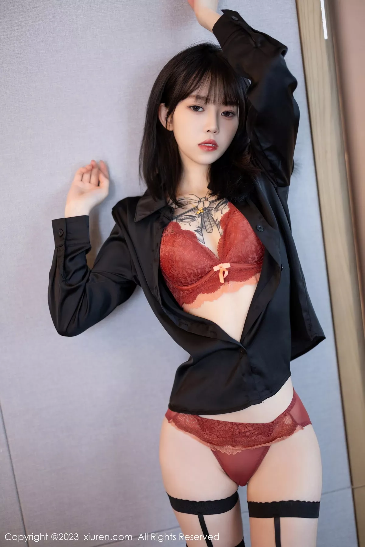 秀人集.com_[XiaoYu画语界]Vol.1063_模特奶瓶黑色衬衫配红色短裙露红色蕾丝内衣黑丝吊袜魅惑写真81P