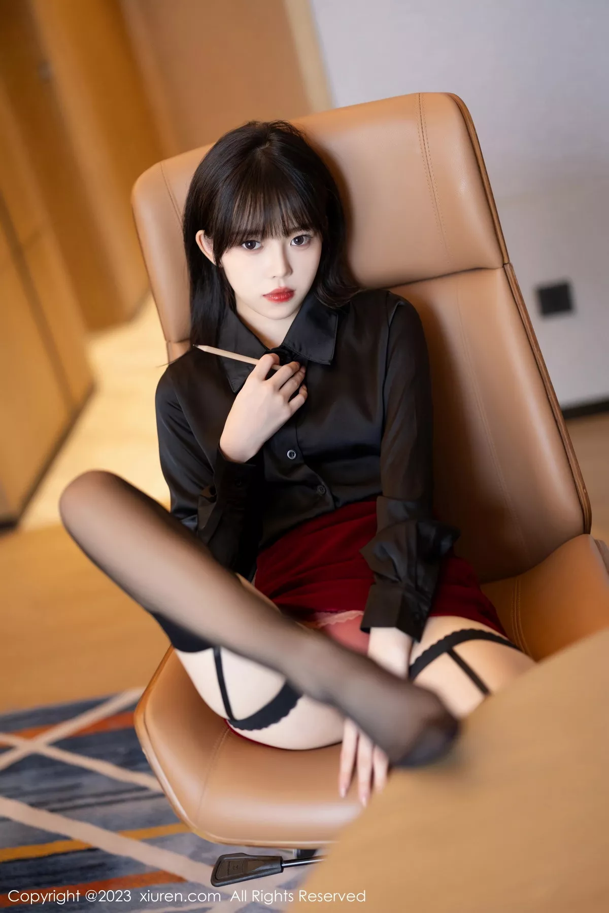 秀人集.com_[XiaoYu画语界]Vol.1063_模特奶瓶黑色衬衫配红色短裙露红色蕾丝内衣黑丝吊袜魅惑写真81P