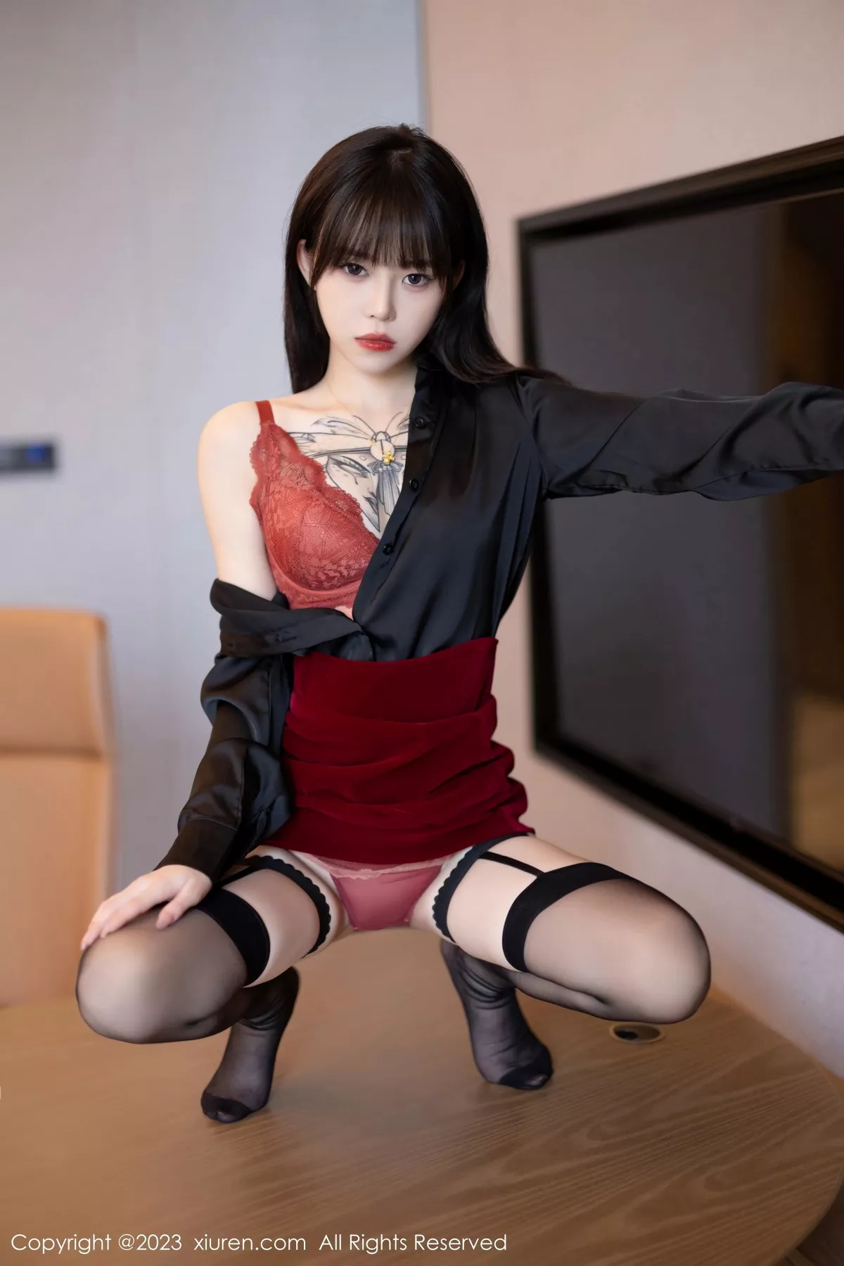 秀人集.com_[XiaoYu画语界]Vol.1063_模特奶瓶黑色衬衫配红色短裙露红色蕾丝内衣黑丝吊袜魅惑写真81P