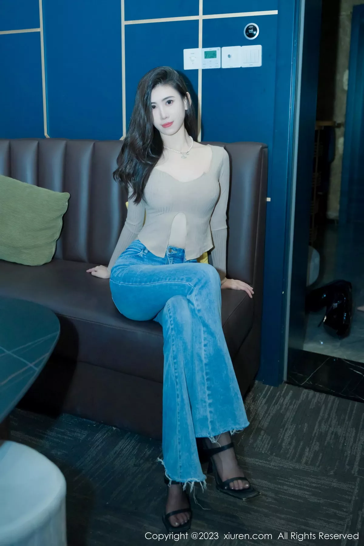 秀人集.com_[XiuRen秀人网]No.7041_模特章芃芃性感杏色上衣配简约牛仔裤秀曼妙身姿完美诱惑写真55P