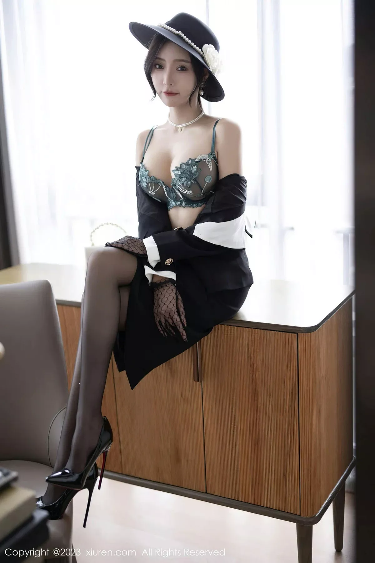 秀人集.com_[XiuRen秀人网]No.7048_女神王馨瑶yanni墨绿色轻透蕾丝内衣配黑丝秀完美身材诱惑写真81P