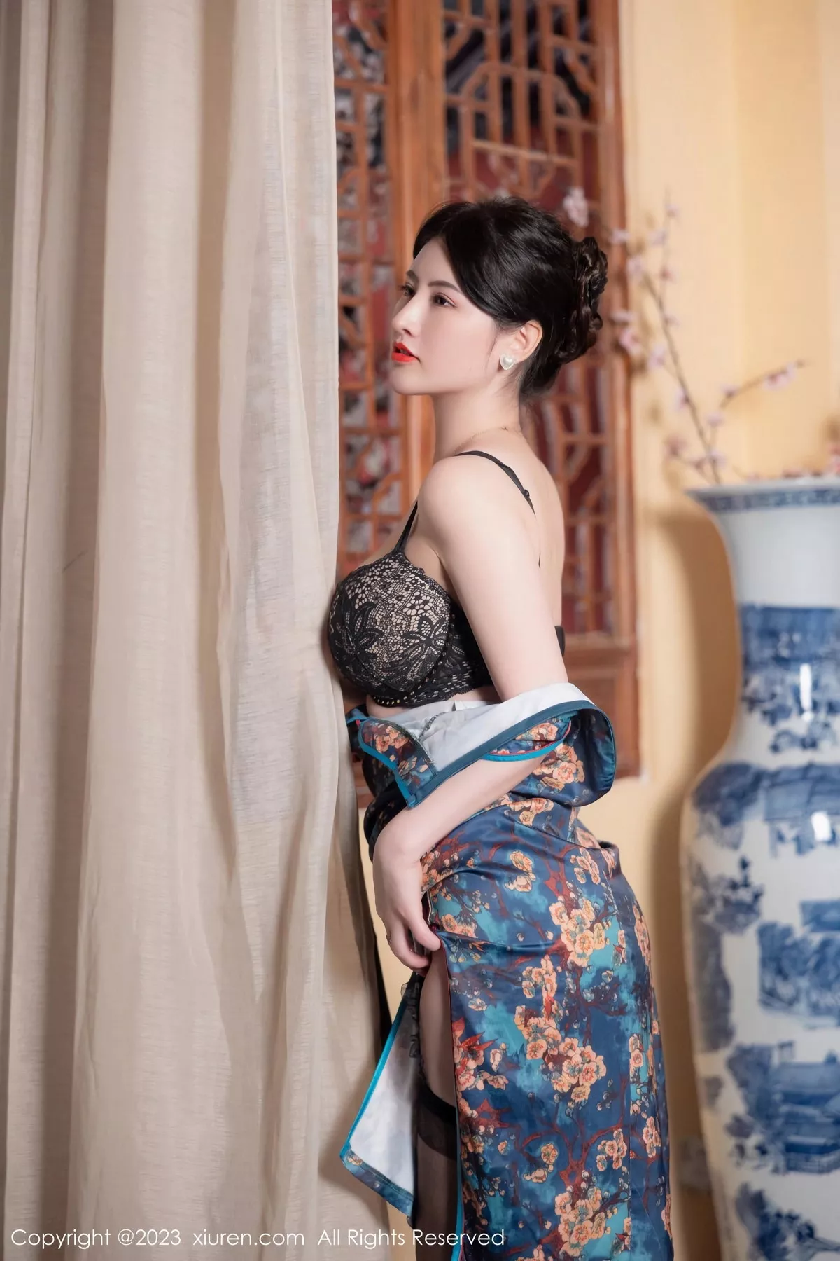 秀人集.com_[XiuRen秀人网]No.7051_模特诗诗kiki脱蓝色图纹旗袍露黑色蕾丝内衣配黑丝吊袜诱惑写真82P