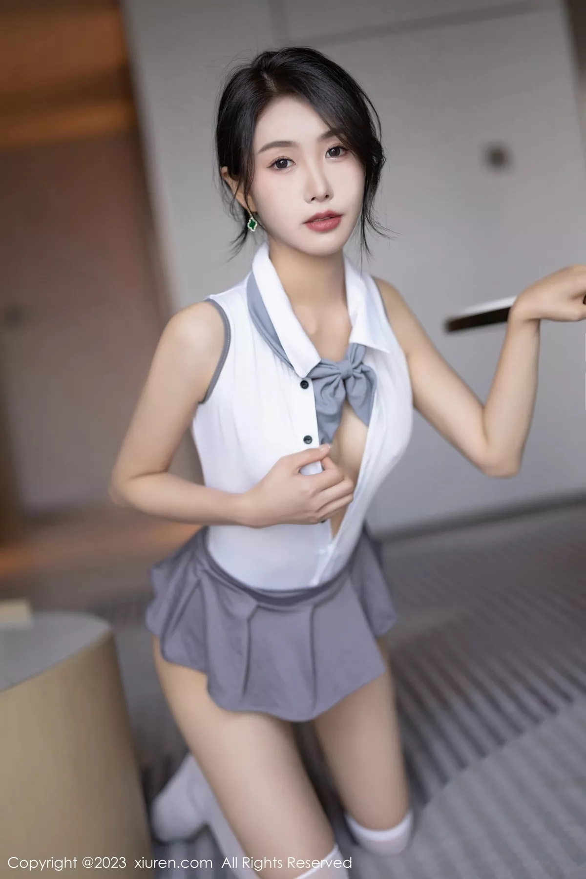 秀人集.com_[XiuRen秀人网]No.7053_模特苏苏阿淡蓝连衣短裙配超薄肉丝+白色高开叉服迷人诱惑写真87P