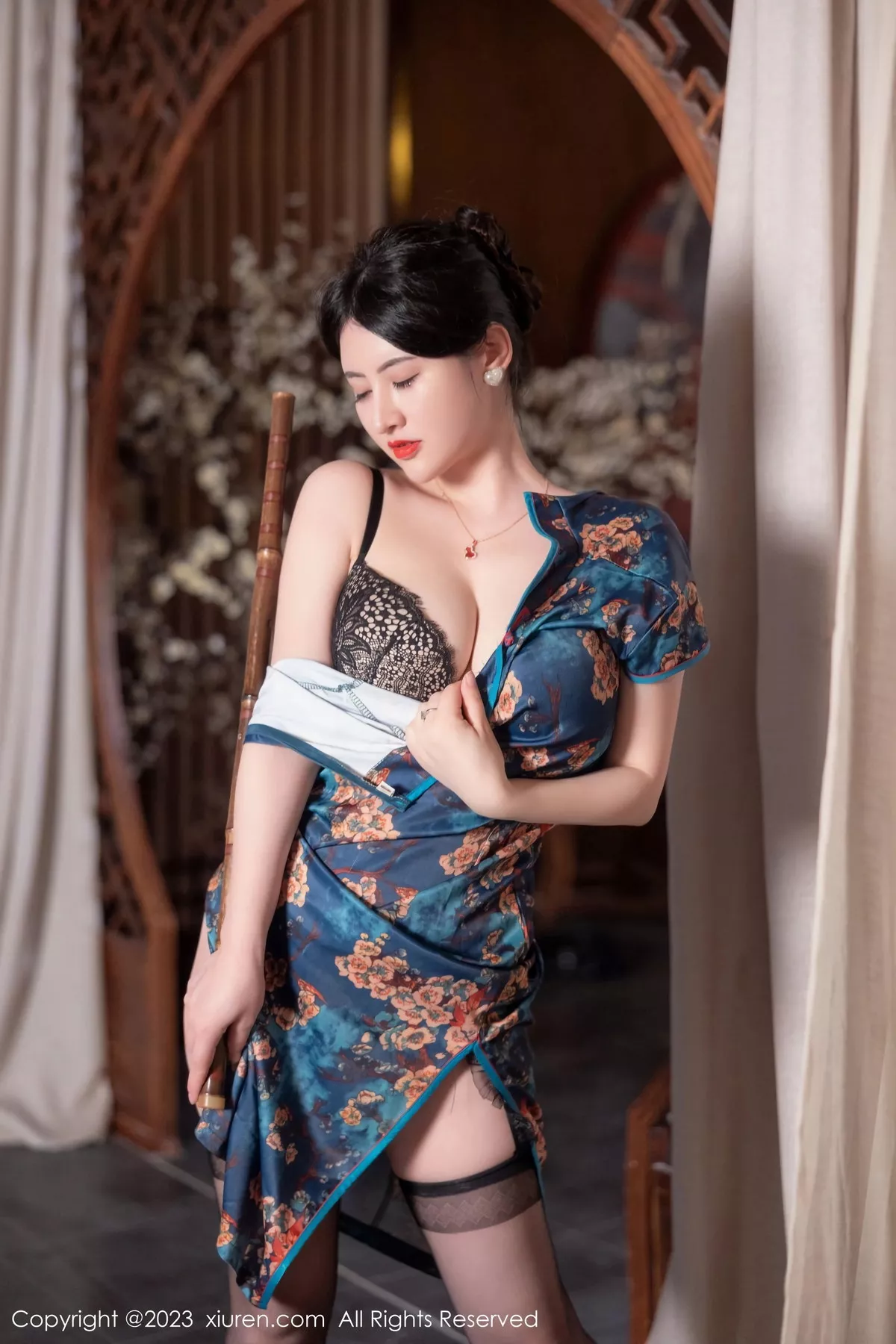 秀人集.com_[XiuRen秀人网]No.7051_模特诗诗kiki脱蓝色图纹旗袍露黑色蕾丝内衣配黑丝吊袜诱惑写真82P