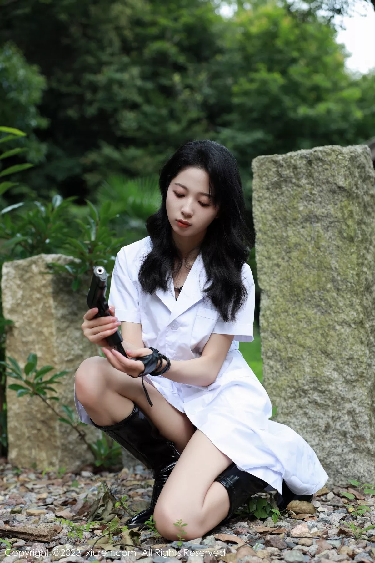 秀人集.com_[XiuRen秀人网]No.7061_模特糖豆sisi户外脱白色外衣露黑色皮质情趣战衣惹火诱惑写真54P