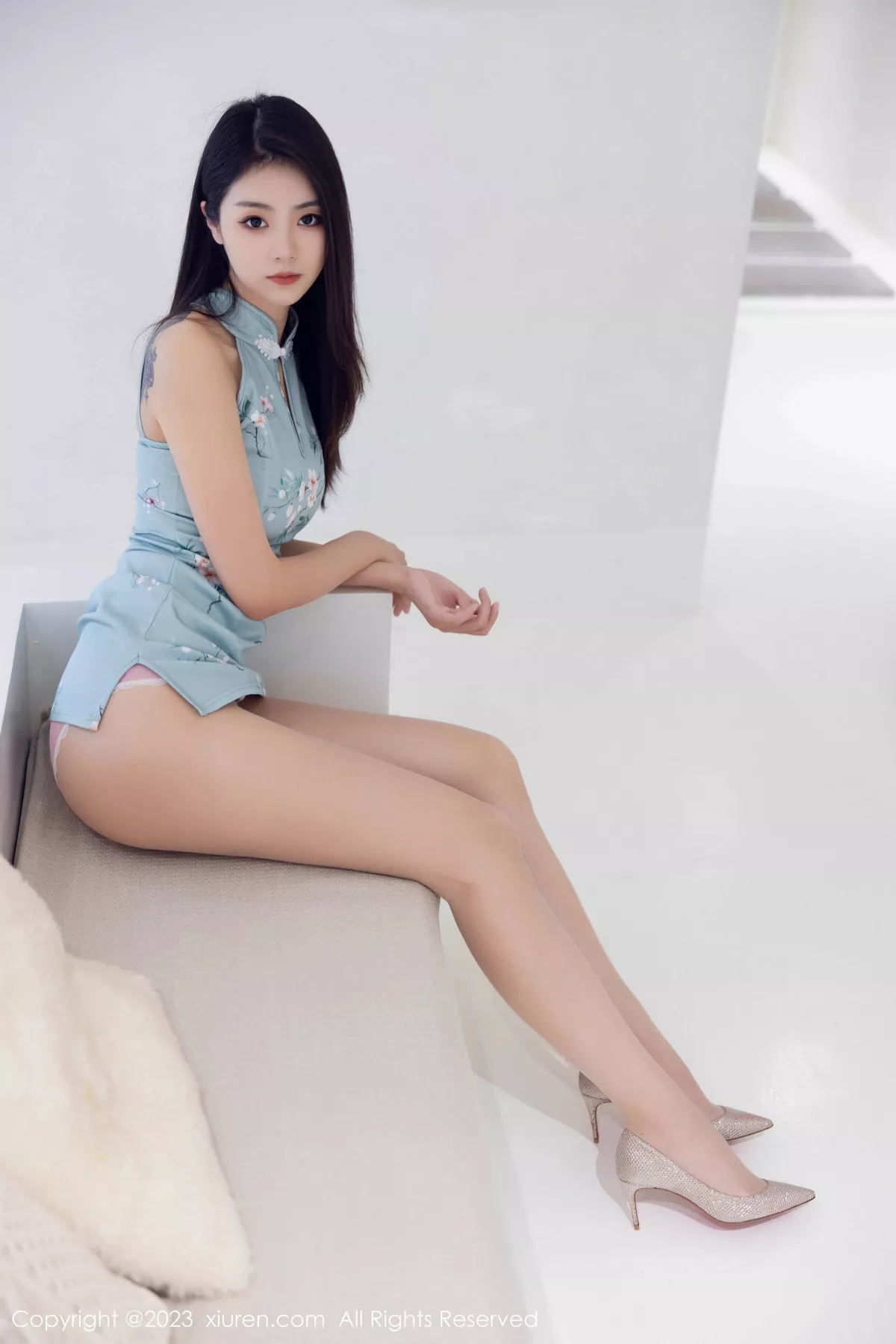 秀人集.com_[XiuRen秀人网]No.7067_模特可乐Vicky性感淡蓝色短款旗袍配超薄肉丝秀翘臀诱惑写真103P