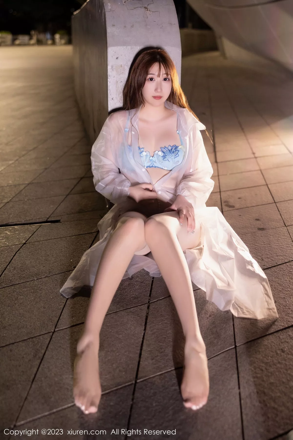 秀人集.com_[XiuRen秀人网]No.7072_模特江真真户外绿灰卫衣+性感蓝色蕾丝内衣秀完美身材诱惑写真80P