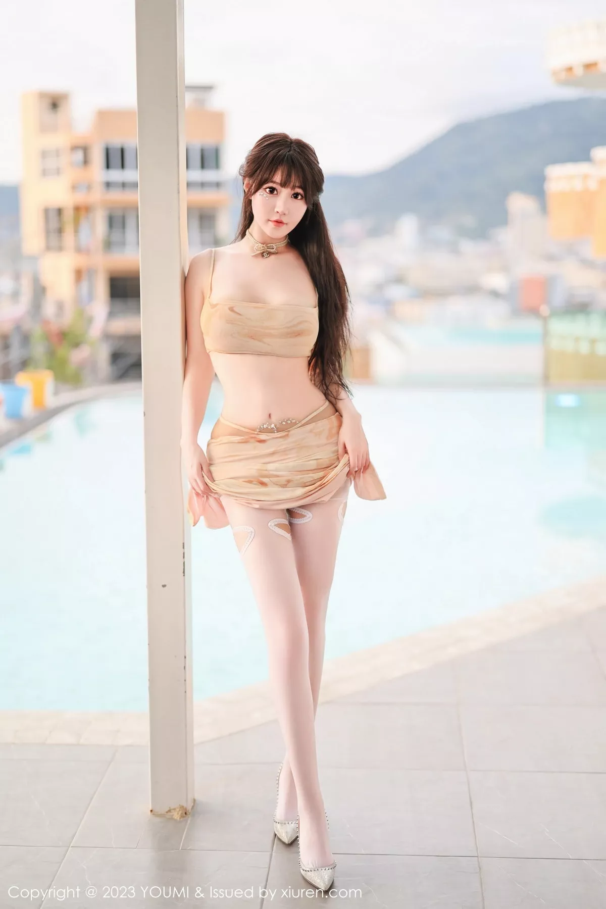 秀人集.com_[YouMi尤蜜荟]Vol.964_女神朱可儿Flora黄灰短款服饰配白丝袜半脱秀丰满身材诱惑写真74P