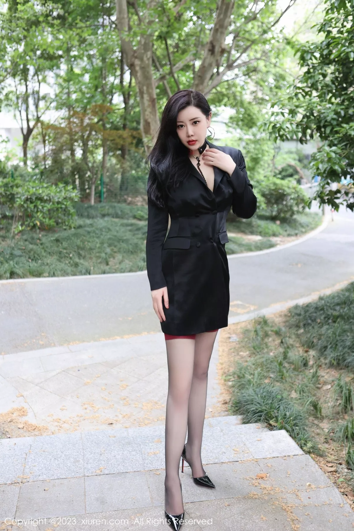 秀人集.com_[XiuRen秀人网]No.6950_模特王婉悠Queen户外脱黑色外衣露情趣服秀豪乳遮点诱惑写真83P