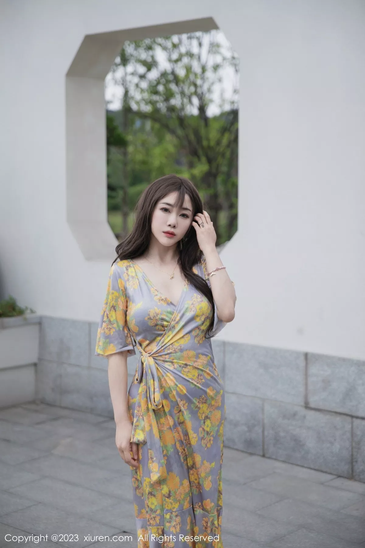 秀人集.com_[XiuRen秀人网]No.6949_模特严利娅Yuliya性感黄灰色睡裙半撩秀翘臀美腿惹火诱惑写真84P